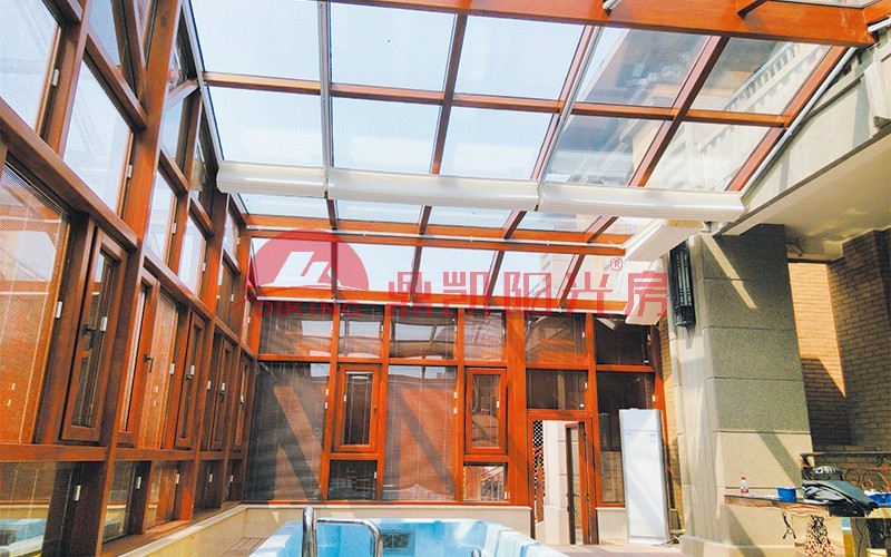 沒(méi)有比在陽(yáng)光房里建游泳池更好的了！四季都能用，夏天泡澡真舒服